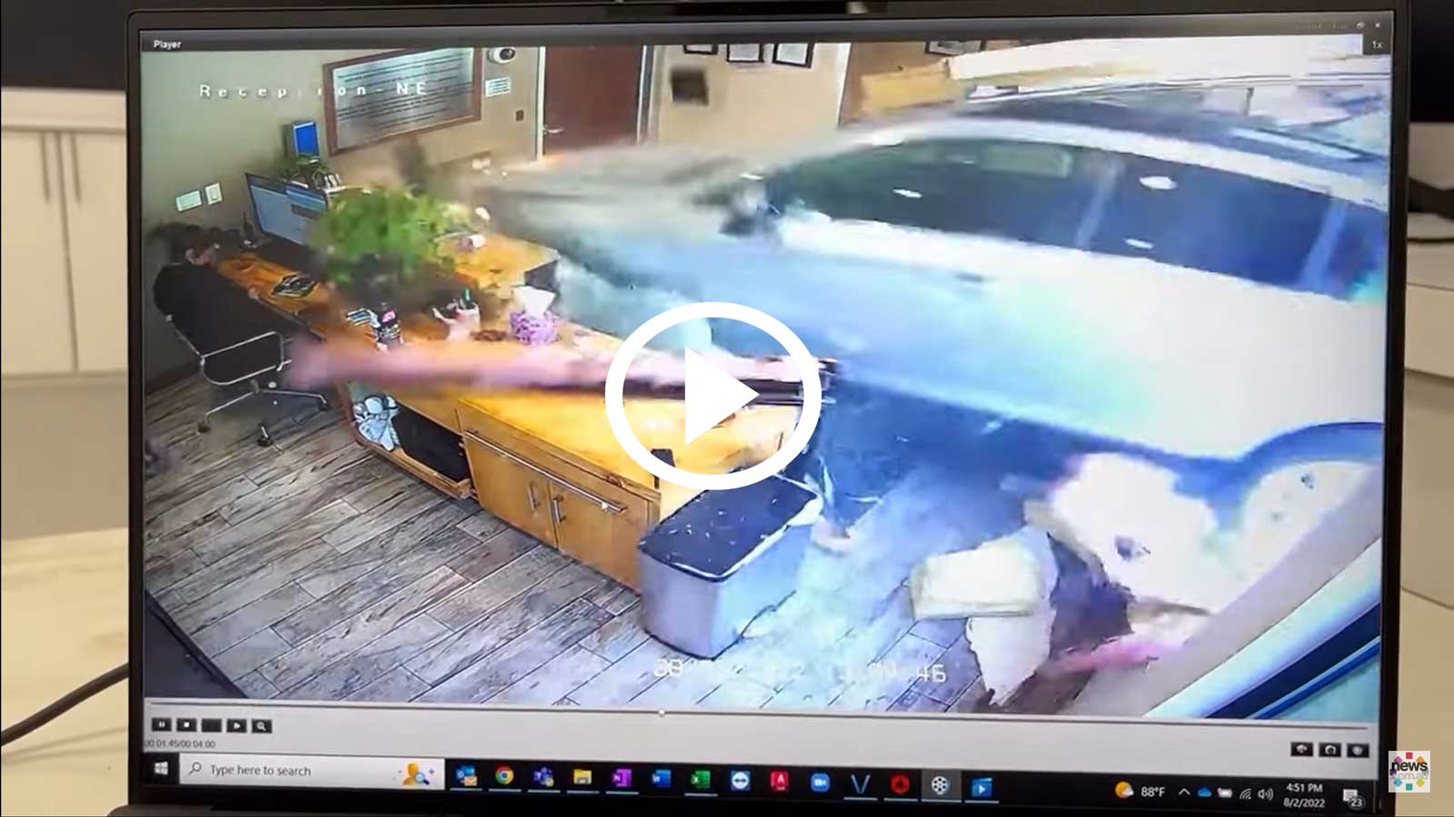 Αυτοκίνητο μπαίνει μέσα σε μαγαζί κάνναβης [video] 